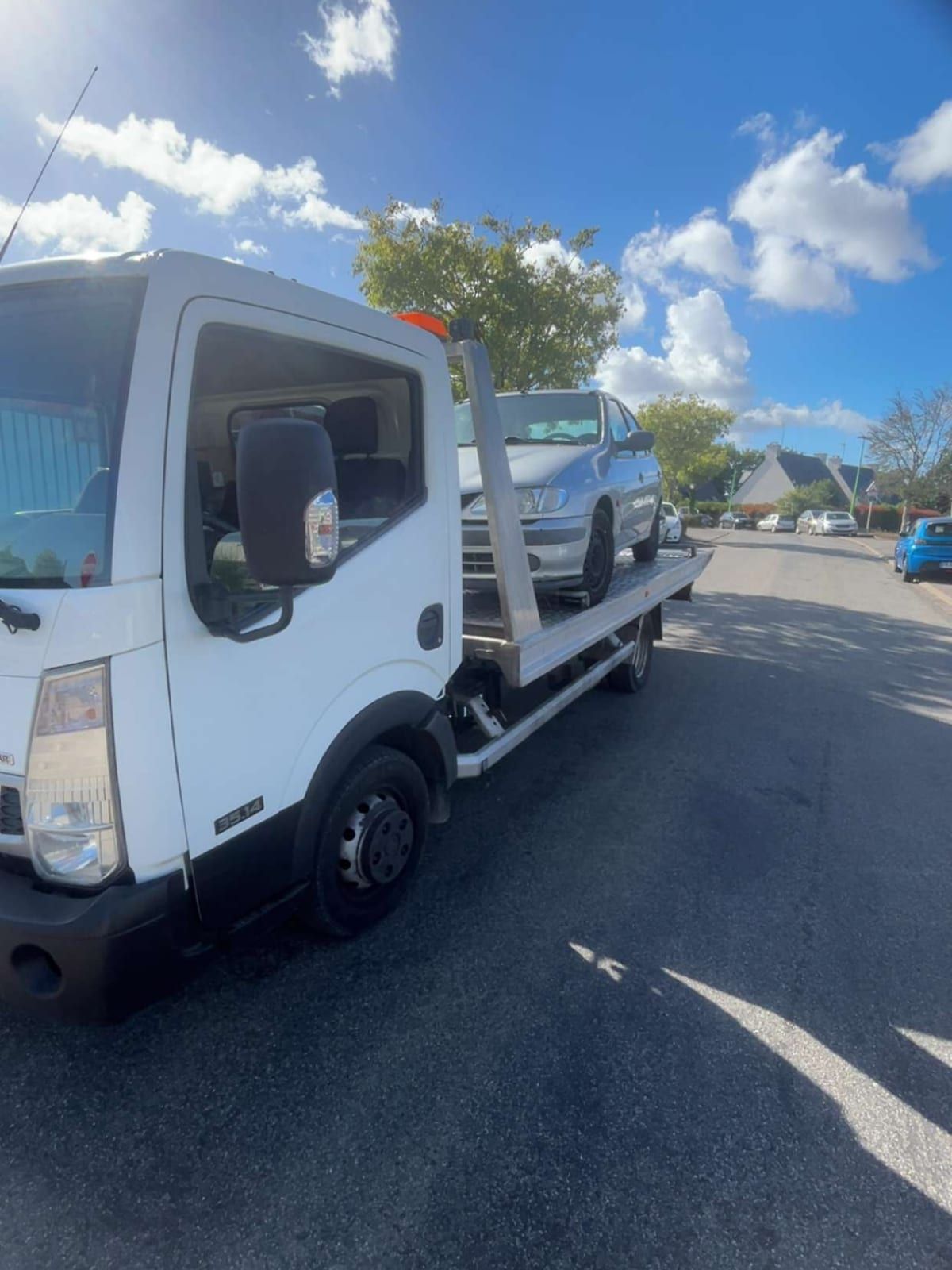 La dépanneuse de Breizh THDI, épaviste Domicar, avec une voiture hors d'usage chargée sur le plateau à Quimperlé