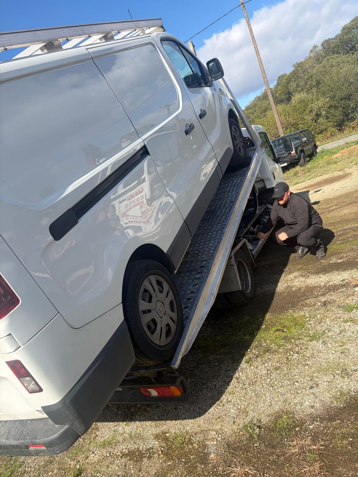 L'épaviste de Breizh THDI arrime un utilitaire hors d'usage sur le plateau de sa dépanneuse près de Quimperlé